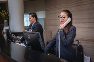 Receptionist modtager alarm i frontdesk